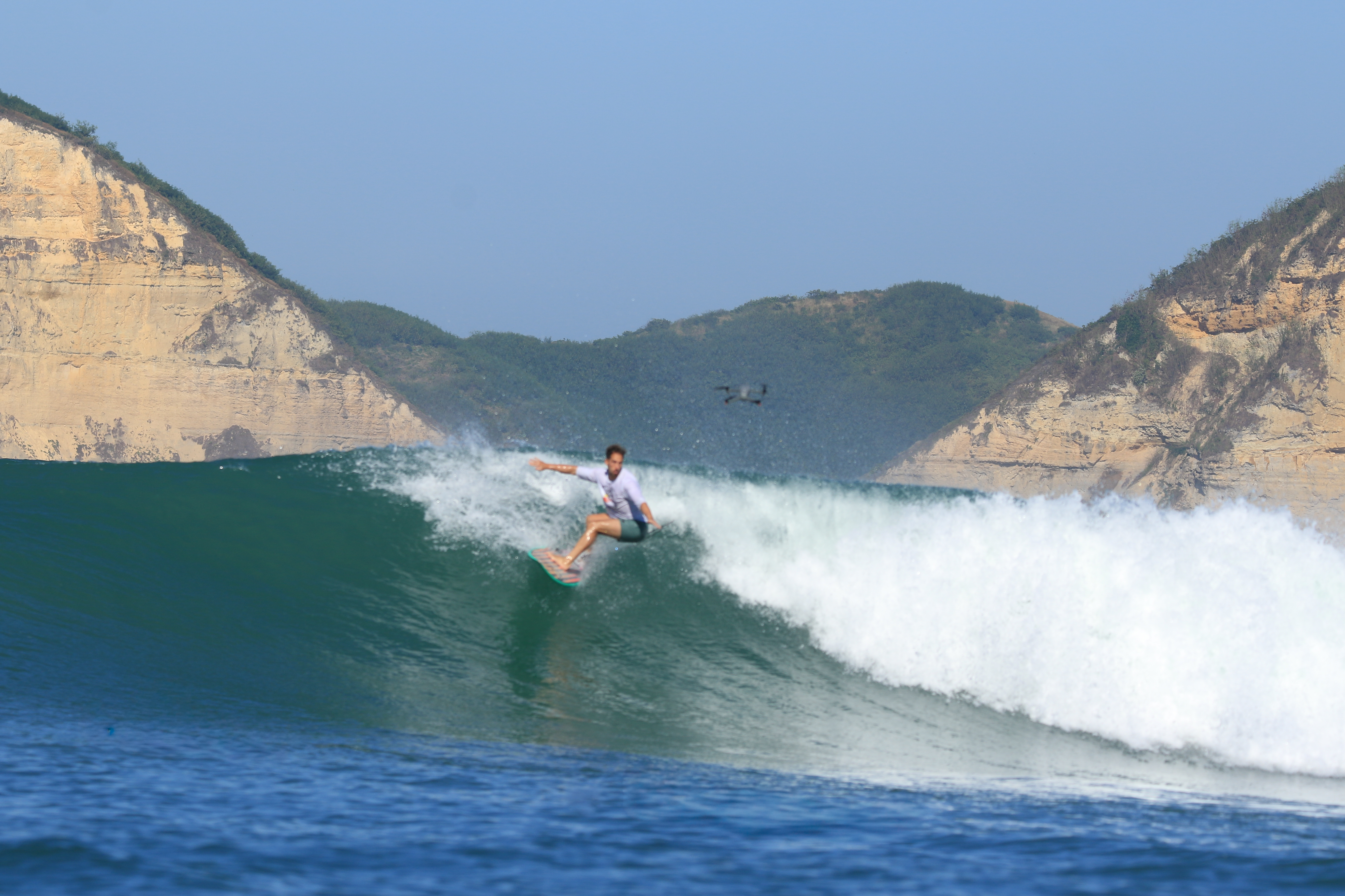Luca en action sur une vague